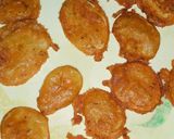 आलू पकोडा (aloo pakoda recipe in marathi) रेसिपी स्टेप 3 फोटो 