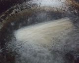 รูปขั้นตอนการทำที่ 5 ของ ก๋วยเตี๋ยวเส้นหมี่ลูกชิ้นเจ