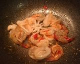 รูปขั้นตอนการทำที่ 2 ของ กะเพรากุ้งปลาหมึกไข่