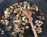 Foto del paso 5 de la receta: Arroz salteado con salmón fresco y champiñones