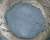 Foto langkah ke 2 dari resep Blue Spirulina Swirl Sourdough Bread.