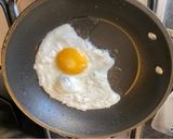 A picture of step 4 of Kimchi fried (with bacon and a fried egg).