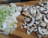 Foto del paso 1 de la receta: Tortilla de puerros y champiñones