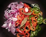 Foto del paso 1 de la receta Caballa a la moruna, con patatas y pimientos