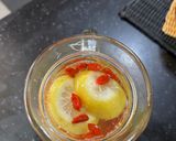 Foto langkah ke 3 dari resep Iced Honey Lemon Goji Berries.