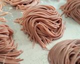 Foto langkah ke 5 dari resep Mie Bayam merah.