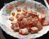 Foto del paso 1 de la receta: Cinta de lomo adobada con tomate, judías verdes y guisantes