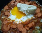 Foto del paso 4 de la receta: Huevo con salsa y salchichas
