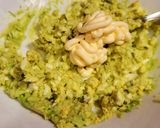 Foto del paso 4 de la receta: Tostas con aguacate, huevo, salsa mahonesa y langostinos