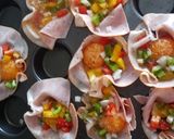 Foto del paso 2 de la receta: Cestitas de jamón dulce, huevo y colorido
