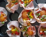 Foto del paso 2 de la receta: Cestitas de jamón dulce, huevo y colorido
