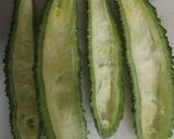 รูปขั้นตอนการทำที่ 1 ของ มะระขี้นกยักษ์ผัดไข่ใส่พริก