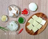 A picture of step 1 of Onion and King Oyster Mushroom Braised Tofu.
