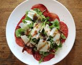 Foto del passaggio 3 della ricetta Antipasto veloce: Bresaola, rucola e parmigiano al balsamico