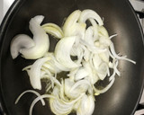 Foto del paso 3 de la receta: Muslo de pollo deshuesado en salsa de cebolla y alcachofas