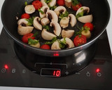 Foto del paso 2 de la receta: Comida caliente día 3>Primero>Ensalada caliente de champiñones, tomates y perejil