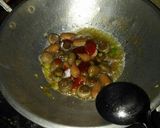 Foto langkah ke 4 dari resep Jamur Sosis Tumis.