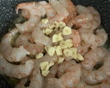 Foto del paso 6 de la receta: Bacalao skrei con gambones al ajillo, sobre cama de pimientos