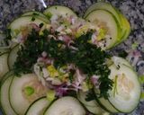 Foto del paso 3 de la receta: Ensalada de pepinos y cebolla de verdeo