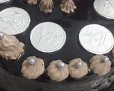 A picture of step 9 of Chocolate coins cake.