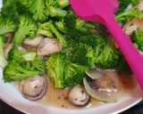 Foto langkah ke 3 dari resep Brokoli jamur bawang putih.