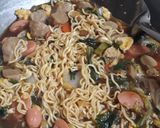 Foto langkah ke 2 dari resep Mie Goreng Daur Ulang Sayur Sop.