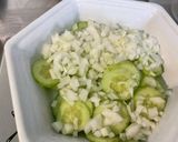 Une image de l'étape 4 de Salade de concombre à la crème, oignon doux, feta et coriandre.