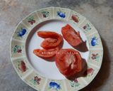 Une image de l'étape 2 de Salade estivale tomate, fromage, capres, olives, basilic et huile d'olive 🌱.