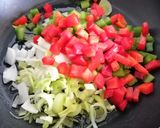 Foto del paso 2 de la receta: Bowl de quinoa con verduras y huevo