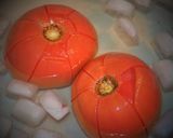 Une image de l'étape 1 de Tomate confite entière en sirop vanillé, coulis de poivron et olives confites.