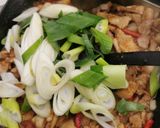 รูปขั้นตอนการทำที่ 2 ของ หมูสามชั้นผัดต้นหอมญี่ปุ่น