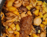 Foto del paso 4 de la receta: Filetes de ternera en salsa de hongos y patata