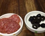 Hình bước làm 2 của món Pepperoni Pizza