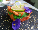 Foto del paso 2 de la receta: ¿ Tartar de salmón y aguacate??... no de manzana y papaya