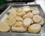Foto del paso 3 de la receta: Merluza con papas a la crema de queso🧀🐟