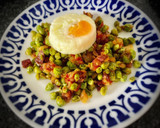 Foto del paso 4 de la receta: Guisantes frescos con tomate, jamón y huevo poché