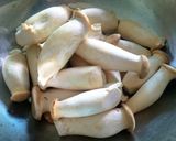 รูปขั้นตอนการทำที่ 2 ของ ยำหมูยอใส่เห็ดออรินจิ