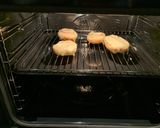 Hình bước làm 1 của món Gegrillte MettbrötchenBánh mì nướng