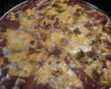 Foto langkah ke 6 dari resep Chili-CheeseDog Pizza.