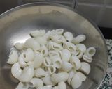 A picture of step 2 of Cheesy Mini Macaroni Pasta Pizza.
