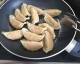 Foto del paso 4 de la receta: Gyozas de pollo congelada con salsa agridulce en sartén o Freidora de Aire