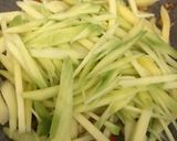 Foto langkah ke 3 dari resep Ikan asin tumis mangga.
