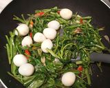 Foto langkah ke 4 dari resep Tumis Kangkung Telur Puyuh.