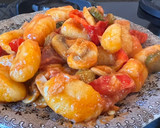 Foto del paso 3 de la receta: Ñoquis con tomate y pepinillos