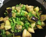 A picture of step 6 of Flat bean and eggplant in mustard sauce/Sim beguner sorse bata die chochori.