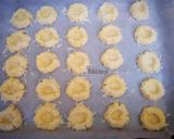 Foto langkah ke 4 dari resep Strawberry cheese thumbprint cookies.