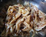 รูปขั้นตอนการทำที่ 5 ของ ราดหน้าหมูนุ่ม_ไข่กรอบ🥬🍳