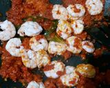 Foto langkah ke 4 dari resep Sambal Goreng Kembang Pepaya Udang.
