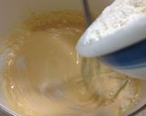 Hình bước làm 2 của món Bánh crepe nhân dâu đơn giản đẹp mắt mừng sinh nhật