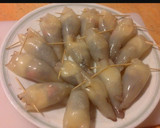 Foto del paso 7 de la receta: Chipirones en su tinta rellenos de huevo de codorniz atún y surimi